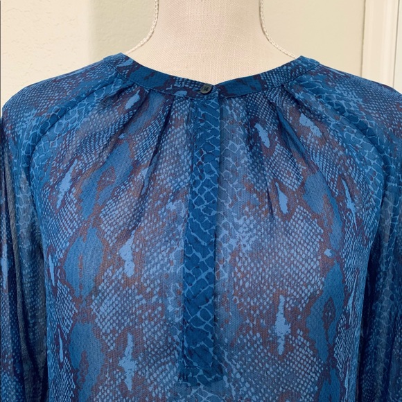 HP 🎉 BANANA REPUBLIC Python Print Blouse - Picture 6 of 12